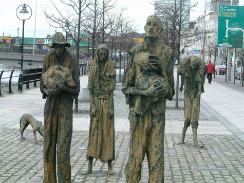 Tuy nhiên, chỉ cần đi ngang qua không gian này là đến một khung cảnh bi thương: một đài tưởng niệm nạn đói với các tác phẩm điêu khắc có kích thước bằng người thật hình những người đàn ông và phụ nữ đói khát, thậm chí có cả tượng một con chó trơ xương, đang tìm đường đến cảng Dublin để rời khỏi bờ biển Ireland trong nạn đói những năm 1840.