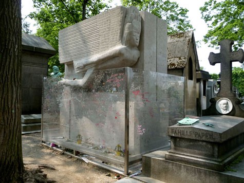 Mộ của Oscar Wilde tại nghĩa trang Père Lachaise