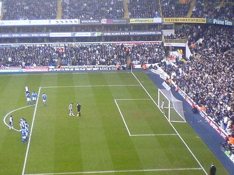 Robbie Keane đang chuẩn bị sút penalty tại sân White Hart Lane