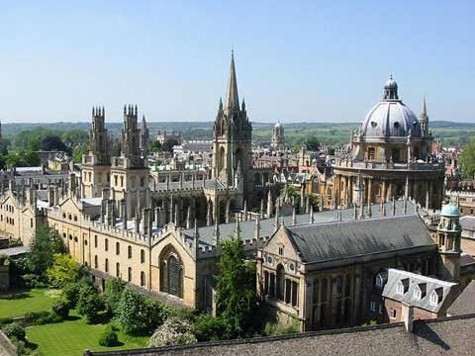ĐH Oxford Là trường đại học lâu đời nhất trong cộng đồng các nước nói tiếng Anh với hơn 20.000 sinh viên của hơn 30 trường trực thuộc, Oxford có rất nhiều truyền thống chính thức và không chính thức. Có lẽ một trong những truyền thống kì lạ nhất của Oxford là Lễ Thời gian – được các sinh viên của Merton College thực hiện.
