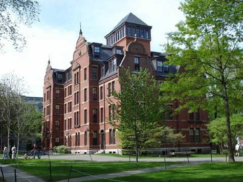 ĐH Harvard Một truyền thống nổi tiếng của sinh viên Harvard là la hét khoảng 10 phút vào đêm trước khi kì thi bắt đầu.