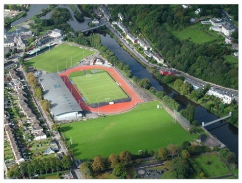 Sân vận động tiêu chuẩn gồm sân bóng đá và đường chạy điền kinh. Ngoài ra còn có các sân cỏ xung quanh dành cho các môn thể thao ngoài trời.