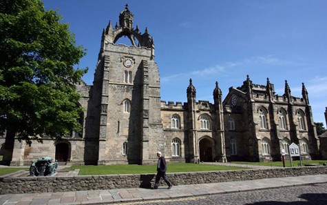 Thành lập năm 1495 và là trường đại học cổ thứ 5 Vương quốc Anh, trường ĐH Aberdeen nằm tại Scotland, một nơi đắc địa để giảng dạy và nghiên cứu. Theo Telegraph, tỷ lệ sinh viên có việc làm tại ngôi trường này là 93,7%.