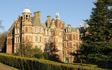 Xếp ở vị trí thứ 9, và cũng có trụ sở tại Edinburgh, trường Edinburgh Napier có tỷ lệ sinh viên tìm được việc làm sau khi tốt nghiệp là 93,6%.