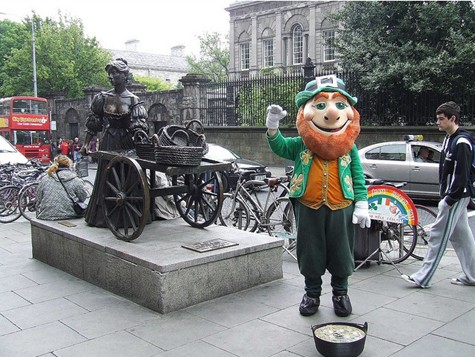 Du khách tới Dublin chắc chắn sẽ bắt gặp chú Leprechaun trên góc phố