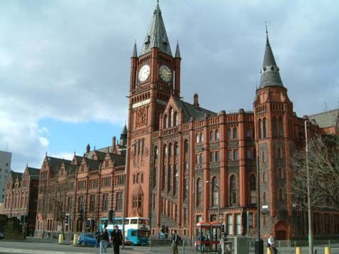 Về phần Liverpool, họ có thể tự hào là quê hương của nhóm nhạc The Beatles huyền thoại, là ngôi nhà của Liverpool Institute for Performing Arts (LIPA) do Sir Paul McCartney sáng lập, hay tự hào về trường đại học University of Liverpool, Liverpool John Moores University và Liverpool Hope University.
