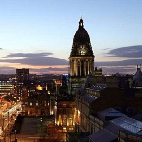 Leeds - Thành phố sôi động giá rẻ Leeds, thành phố thú vị cách London 2 giờ đi tàu, là cái nôi của hai trường đại học University of Leeds và Leeds Metropolitan University. Ngoài việc có rất nhiều cửa hàng đồ cổ và quán ăn, đây là thành phố đa văn hóa bậc nhất tại Anh.