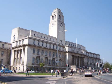 Với danh tiếng quốc tế về nghiên cứu và đổi mới, Đại học Leeds là một trong những trường đại học nổi tiếng nhất ở Anh. Leeds cũng là một trung tâm phát triển thương mại và tài chính nhanh nhất của châu Âu. So với nhiều thành phố khác, giá cả ở đây khá thấp. Theo như giới thiệu của Đại học Leeds thì trung bình một sinh viên sẽ cần khoảng 50 bảng/tuần cho một chỗ ở (chưa kể tiền điện, nước, Internet), cộng thêm 90 bảng tiền sinh hoạt, thực phẩm và giải trí. Các trường đại học cung cấp chỗ ở với giá ưu đãi cho học sinh, tầm 90 bảng/tuần.