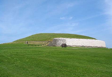 Được xây dựng trong khoảng thời gian từ năm 3300 đến 2900 trước CN, Newgrange là công trình xây dựng cổ nhất trên thế giới còn tồn tại. Gò đất tạo nên khu lăng mộ Newgrange đã trở thành điểm đến ưa thích của du khách trên khắp thế giới. >> Tham gia cuộc thi tìm hiểu Ireland để nhận giải thưởng lớn