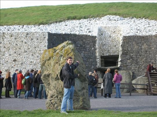Bà cho biết khu lăng mộ Newgrange chỉ tiếp nhận 150.000 lượt khách mỗi năm vì họ muốn đảm bảo nó sẽ tồn tại thêm 5000 năm nữa.