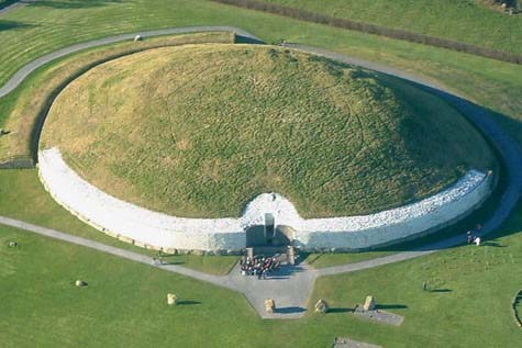Sau khi bị chôn vùi hàng ngàn năm dưới các lớp đất đá, khu lăng mộ Newgrange được tái phát hiện vào thế kỷ XVII. Người quản lý – bà Clare Tuffy cho biết khu lăng mộ này được xây dựng với nhiều mục đích, như tỏ lòng tôn kính tổ tiên và những người đã khuất.
