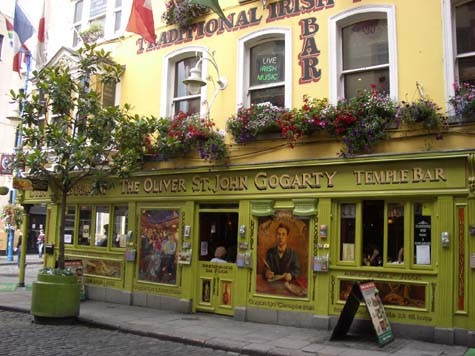 Đến Dublin, quán bar không còn đơn thuần là nơi giải trí, cùng bạn bè đàm tiếu… mà bạn còn được nghe người dân địa phương kể những câu chuyện lịch sử hấp dẫn về thủ đô Dublin, về con người và đất nước Ireland.
