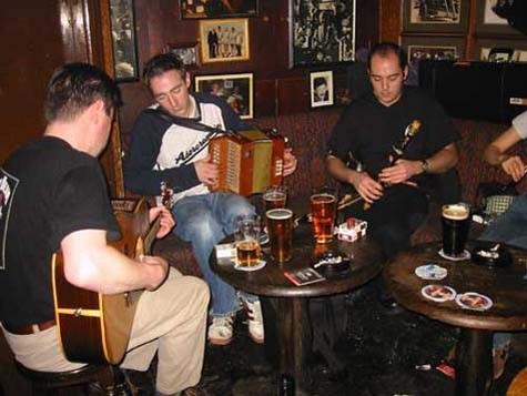 Cảm giác ngồi nhâm nhi ly giải khát, đọc sách hay lắng nghe nhịp thời gian đang chầm chậm quay về hòa trong những giai điệu truyền thống của Ireland …thật thú vị biết bao. Nét đặc trưng của hơn 1000 quán bar đã làm nên bản sắc văn hóa của thành phố này.