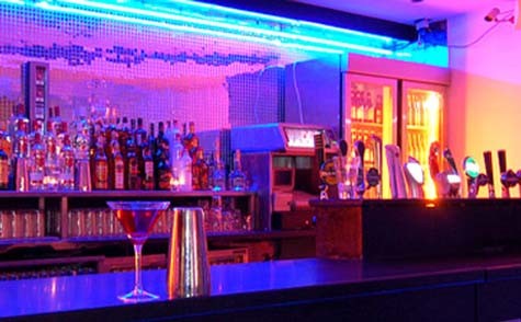Ngoài ra, những quán bar được thiết kế với những tông màu sặc sỡ, sẽ làm hài lòng đối với những du khách ưa chuộng phong cách hiện đại.
