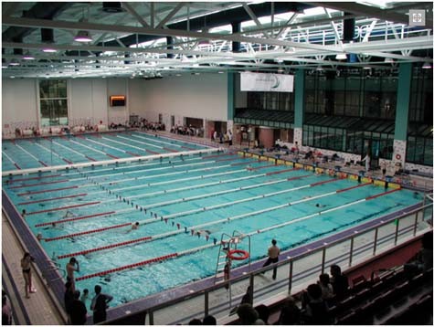Trung tâm thể thao dưới nước gồm bể bơi tiêu chuẩn Olympic 50m x 25m, có thể tách làm đôi cho các mục đich tập luyện khác nhau. Khu thể thao dưới nước có các khu Sauna, phòng xông hơi, và phòng tập chèo thuyền trong nhà.