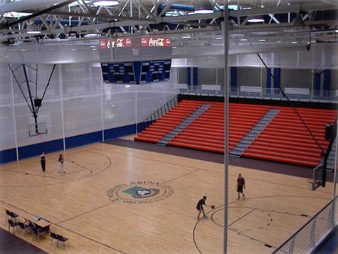 Khu thể thao trong nhà là một tổ hợp rộng 3.300 m2, có sức chứa 1,500 chỗ ngồi, gồm 4 sân bóng rổ đảm bảo tiêu chuẩn của Hiệp hội Bóng rổ Thế giới (FIBA), hoặc bố trí thành 2 sân bóng đá trong nhà. TRA CỨU ĐIỂM THI ĐẠI HỌC CAO ĐẲNG 2012