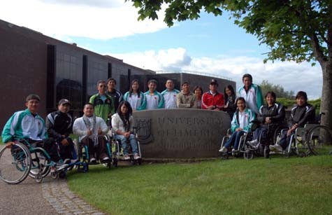 Đoàn thể thao người khuyết tật Paralympic Việt Nam (1 trưởng đoàn, 11 vận động viên, 4 huấn luyện viên, và 1 phiên dịch) tại trường Đại học Limerick, Ireland (ảnh: Pieternella Pieterse) >> Tham gia cuộc thi tìm hiểu Ireland để nhận giải thưởng lớn