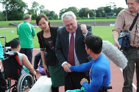 Quốc Vụ khanh Bộ Ngoại giao Ireland, ông Joe Costello tới thăm và động viên các vận động viên thể thao người khuyết tật Việt Nam tại sân vận động Morton, Dublin. (ảnh: Phạm Trung Tuyến)