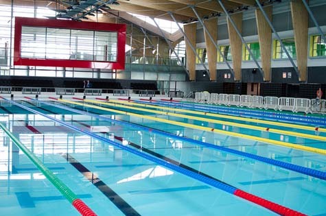 Bể bơi trong nhà tiêu chuẩn Olympic 50m với khu khán đài 300 chỗ ngồi. Trong khu vực thể thao dưới nước này còn có khu sauna, xông hơi, jacuzzi và bể bơi riêng cho trẻ nhỏ.