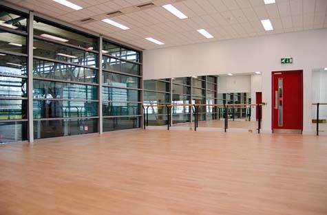 Phòng tập thể dục, học múa, và nhảy với ván sàn được thiết kế đặc biệt.