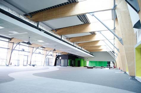Phòng Gym lớn, được thiết kế mở với các mảng tường và trần vách kính. Phần mái có thể di động để điều chỉnh việc thu ánh sáng tự nhiên.