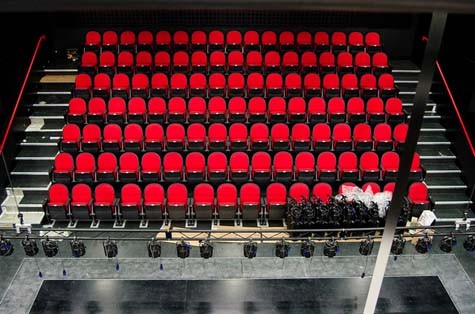 ... và một nhà hát 125 chỗ ngồi với thiết bị âm thanh, ánh sáng và hiệu ứng hiện đại.
