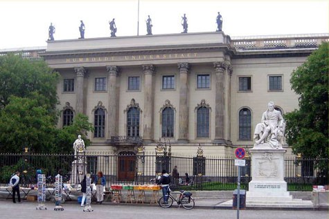 “Trường của Einstein” được nhà cải cách giáo dục và ngôn ngữ học Wilhelm von Humboldt thành lập vào năm 1810 với tên gọi đại học Berlin. Đến năm 1949, trường được đổi tên thành đại học Humboldt để tưởng nhớ công lao người sáng lập. Ngôi trường đại học lâu đời nhất Berlin này toạ lạc trên một khuôn viên rộng lớn ngày nay là khu vực trung tâm của thủ đô CHLB Đức.