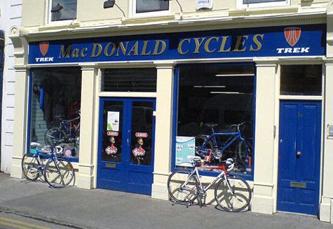 Việc thuê xe đạp ngày càng trở nên khó khăn do phí bảo hiểm cao. Giá từ 12 – 30 bảng/ 1 ngày, và 150 bảng/ 1 tuần. Các địa chỉ cho thuê xe đạp uy tín: Cycleways: 185-186 đường Parnell Macdonald Cycles: 38 đường Wexford. >> Tham gia cuộc thi tìm hiểu Ireland để nhận giải thưởng lớn