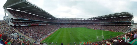 Trận chung kết Gaelic toàn Ireland năm 2004 tại sân Croke Park, Dublin. Sân Croke được xây dựng đầu tiên từ năm 1884, là trụ sở của Hiệp hội các vận động viên Gaelic Football.
