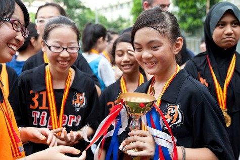 Các cô gái tới từ trường Quốc tế Hà Nội đoạt cúp vô địch
