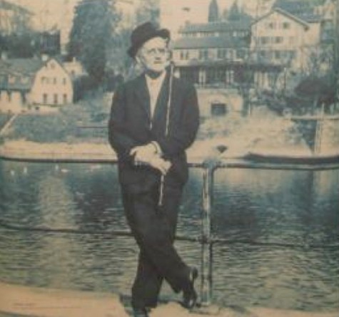 James Joyce tại Zurich, nơi ông sinh sống từ năm 1915-1919, và hoàn thành cuốn tiểu thuyết Chân dung một chàng trai trẻ.