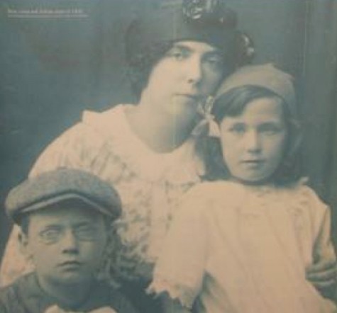 Nora Barnacle, và hai con Lucia và Giorgio Joyce, năm 1918.