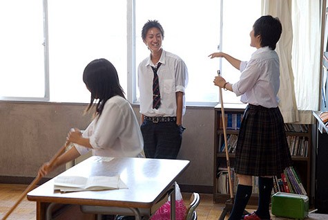 Học sinh Nhật quét dọn lớp học hàng ngày