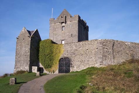 Dunguaire Castle Được xây dựng vào năm 1520, lâu đài Dungaire gồm một tòa tháp cao gần 23 mét và được bảo toàn nguyên vẹn cho đến ngày nay.