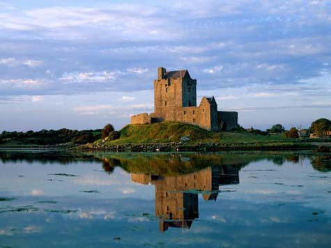 Trong suốt mùa hè, lâu đài mở cửa đón tiếp khách tham quan, đặc biệt mỗi tối ở đây có diễn kịch văn học và nhạc truyền thống Ireland.