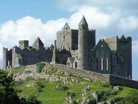 Rock of Cashel Lâu đài Rock of Cashel còn được biết đến với tên "Cashel of the Kings" hay "St. Patrick&apos;s Rock" là một di tích lịch sử nổi tiếng ở tỉnh Munster, Ireland.