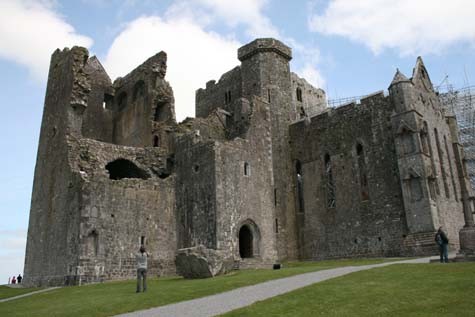 Rock of Cashel vốn là dinh cơ của chúa tể vùng Munster trong vài trăm năm trước cuộc xâm lược của người Norman. Đến đây khách du lịch sẽ có cơ hội chiêm ngưỡng nhà thờ Cormac&apos;s Chapel, Round Tower… >> Tham gia cuộc thi tìm hiểu Ireland để nhận giải thưởng lớn