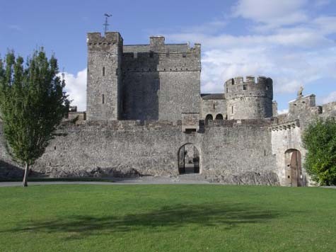 Lâu đài được xây dựng từ những thế kỷ 13- 15 với những kiến trúc độc đáo, chắc chắn với những hào, tháp canh, tường thành, hầm ngục.