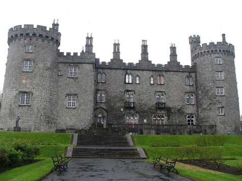Kilkenny Castle Lâu đài nằm ở Kilkenny, Ireland được xây dựng từ năm 1195 bởi một chiến binh thời Norman, William Marshal.
