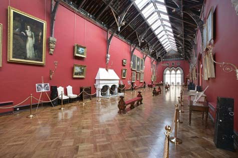 Đến thăm lâu đài, khách du lịch sẽ được tham quan thư viện, phòng tranh, phòng ngủ, triển lãm tranh Long Gallery với những họa tiết trang trí lộng lẫy năm 1830. Đặc biệt, triển lãm nghệ thuật Butler là nơi trưng bày các tác phẩm nghệ thuật đương đại.