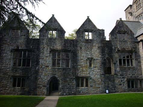 Lâu đài vốn thuộc sở hữu của dòng họ O&apos;Donnell nổi tiếng. Lâu đài mở cửa đón khách từ lễ phục sinh đến giữa tháng Chín.