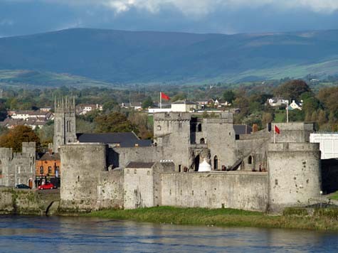Lâu đài được xây dựng từ thế kỷ 13, từ đây khách du lịch có thể ngắm nhìn toàn bộ thành phố Limerick và tham quan nhiều gian trưng bày hiện vật lịch sử quý giá, khám phá cuộc sống thời tiền Norman, các chiến lũy, hào… >> Tham gia cuộc thi tìm hiểu Ireland để nhận giải thưởng lớn