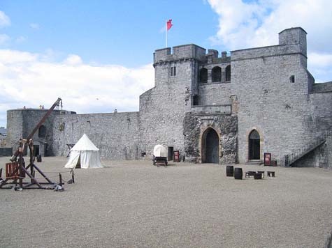 Xưa kia, lâu đài là mỏ đúc tiền của Vua King John và hoàng gia nên ngày nay khách du lịch đến viếng thăm lâu đài sẽ được tặng những đồng xu đặc biệt. Lâu đài mở cửa đón khách du lịch quanh năm từ 10h-17h 30.