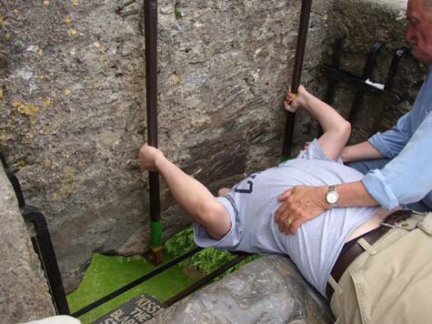 Điều đặc biệt là hàng năm có khoảng hơn 300, 000 người tìm đến lâu đài Blarney để hôn lên bức tường đá Blarney Stone hay Bức Tường Hùng Biện để hy vọng có khả năng hùng biện tuyệt vời. Có rất nhiều vị lãnh đạo quốc gia trên thế giới như tổng thống Mỹ đã đến và hôn lên Blarney Stone nhằm có bài diễn thuyết lôi cuốn nhất. Điều đặc biệt hơn nữa là khi hôn Blarney Stone bạn phải treo ngược người lên qua một sợi dây thẳng đứng để lời ước có hiệu nghiệm.