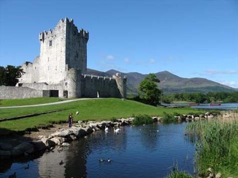 Ross Castle Lâu đài Ross vốn là ngôi nhà của dòng họ nổi tiếng O&apos;Donoghue được xây dựng từ cuối thế kỷ 15, nằm bên bờ hồ Lough Leane ở công viên quốc gia Killarney, hạt Kerry, Ireland. TRA CỨU ĐIỂM THI ĐẠI HỌC CAO ĐẲNG 2012