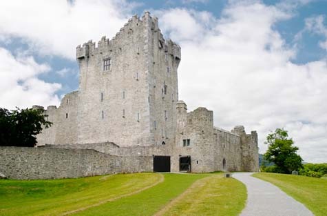 Đây là một biểu tượng thành lũy của tù trưởng Ireland thời Trung Cổ. Khách du lịch có thể khám phá tòa lâu đài cổ kính này bởi một chiếc thuyền nhỏ trên hồ Lough Leane suốt mùa hè. Lâu đài mở cửa đón khách du lịch từ 11 tháng Ba đến 27 tháng 10 từ 9h30 đến 17h45.