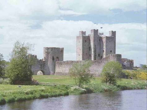 Trim Castle Nằm trên bờ sông Boyne với diện tích 30,000 m2, lâu đài Trim là lâu đài lớn nhất thời Anglo- Norman ở Ireland được xây dựng từ thế kỷ 11.