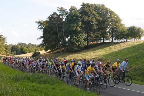 Các cuộc đua xe đạp cũng thường xuyên được tổ chức. Huyền thoại đua xe đạp thế giới Lance Armstrong dẫn đầu một đoàn đua 1.000 vận động viên tại công viên Phoenix.