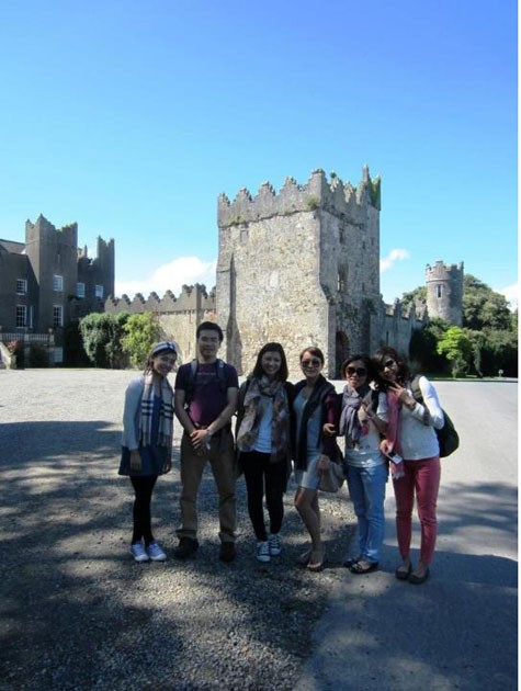 Khuôn viên Howth’s Castle, nhóm du học sinh Việt Nam tại Ireland theo chương trình học bổng IDEAS niên khóa 2012-2013 (từ trái sang: Mai Phương, Duy Cường, Diêu Thu, Phạm Liên, Hoài Phương, và Thanh Mai)