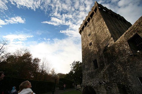 Du khách ngước nhìn tòa lâu đài cổ kính.